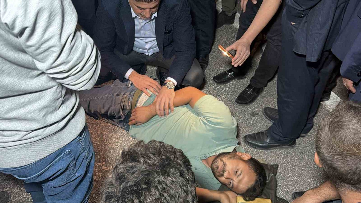 Adıyaman'da araç çarpan yayaya ilk müdahale vali ve milletvekilinden! Ambulans gelene kadar başından ayrılmadılar