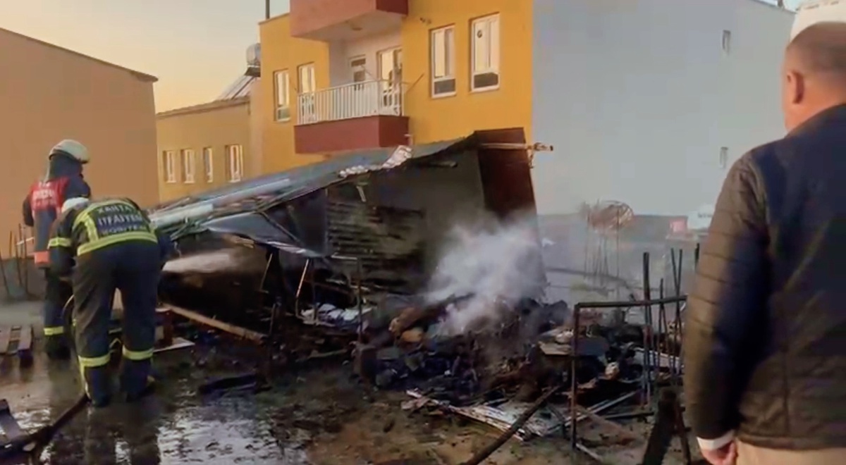 Adıyaman Kahta'da 3 katlı evin çatısındaki koltuklar alev aldı, yangın söndürüldü