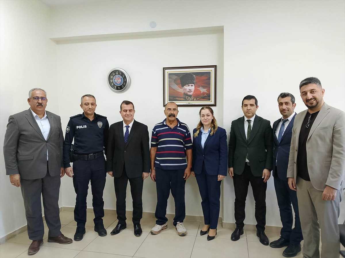 Ağın Kaymakamı Yılmaz, teknoloji sınıfı yaptıran iş insanı Taşbaşı'na plaket verdi