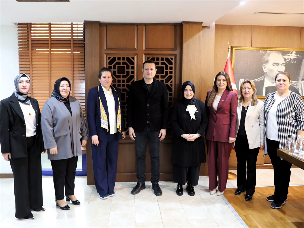 AK Parti Kadın Kolları temsilcileri Çerkezköy Belediye Başkanı Akay'ı ziyaret etti
