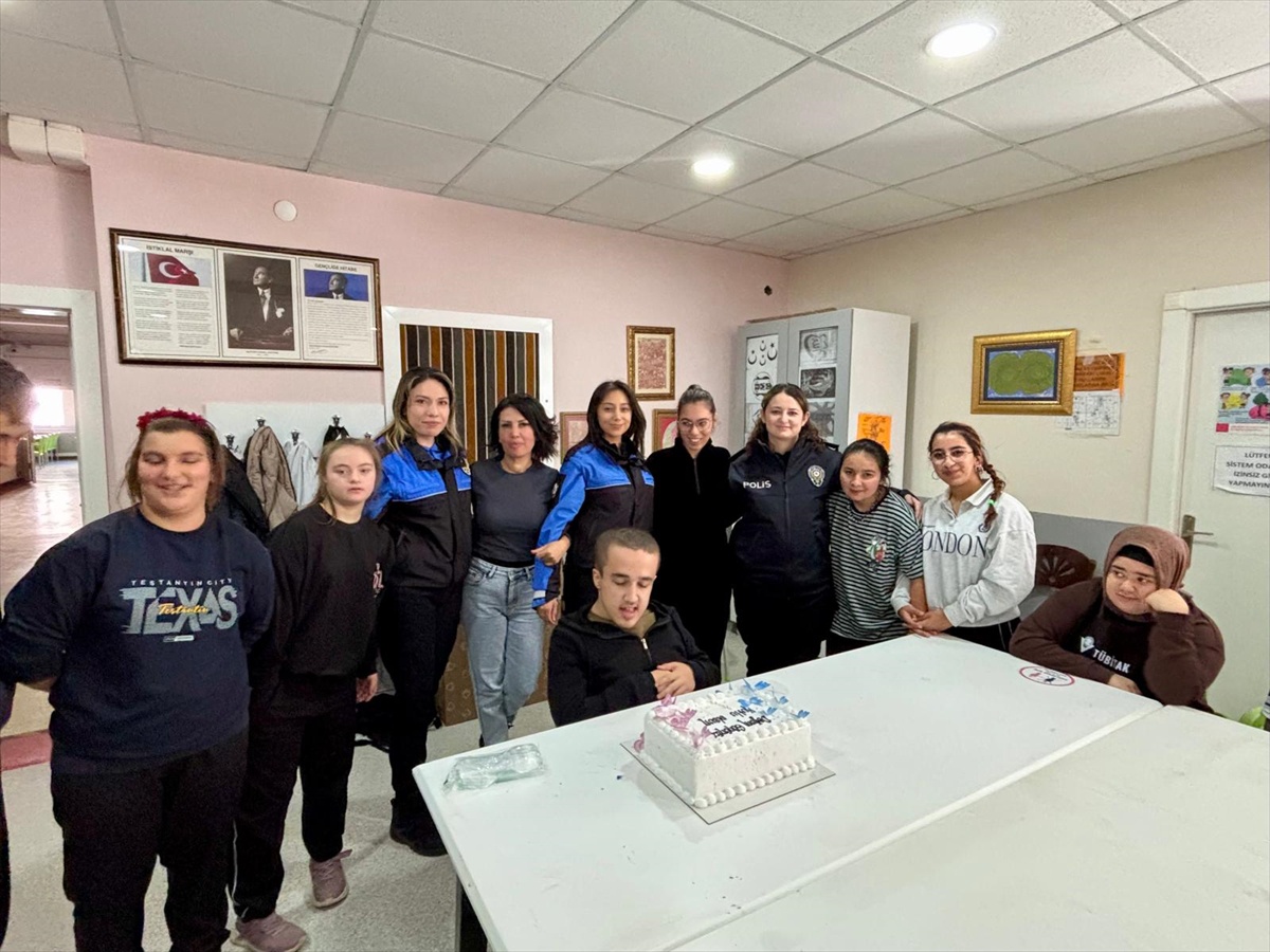 Amasya'da polis, özel eğitim gören 15 öğrenciye doğum günü sürprizi yaptı