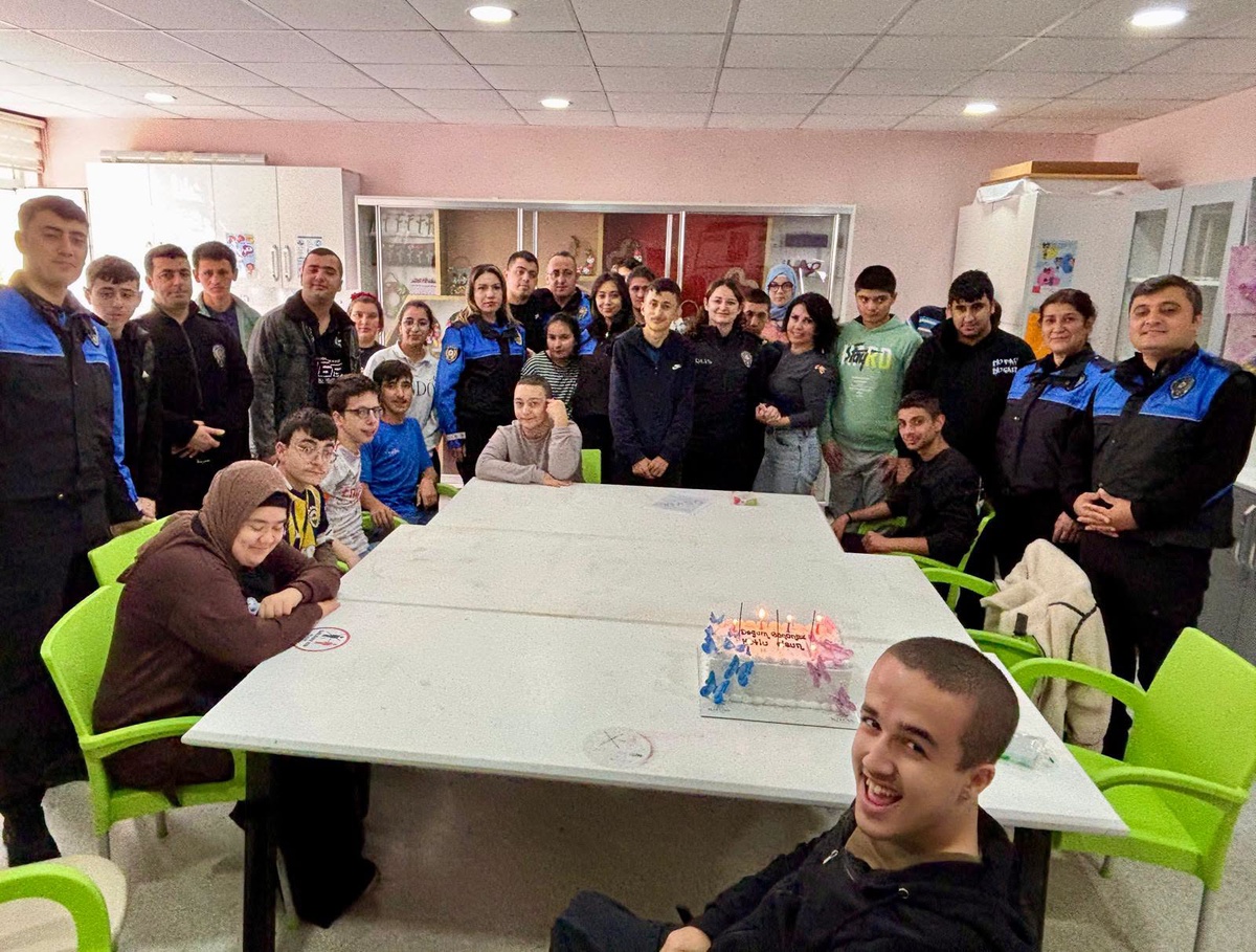 Amasya'da polis, özel gereksinimli 15 öğrenciye doğum günü sürprizi yaptı