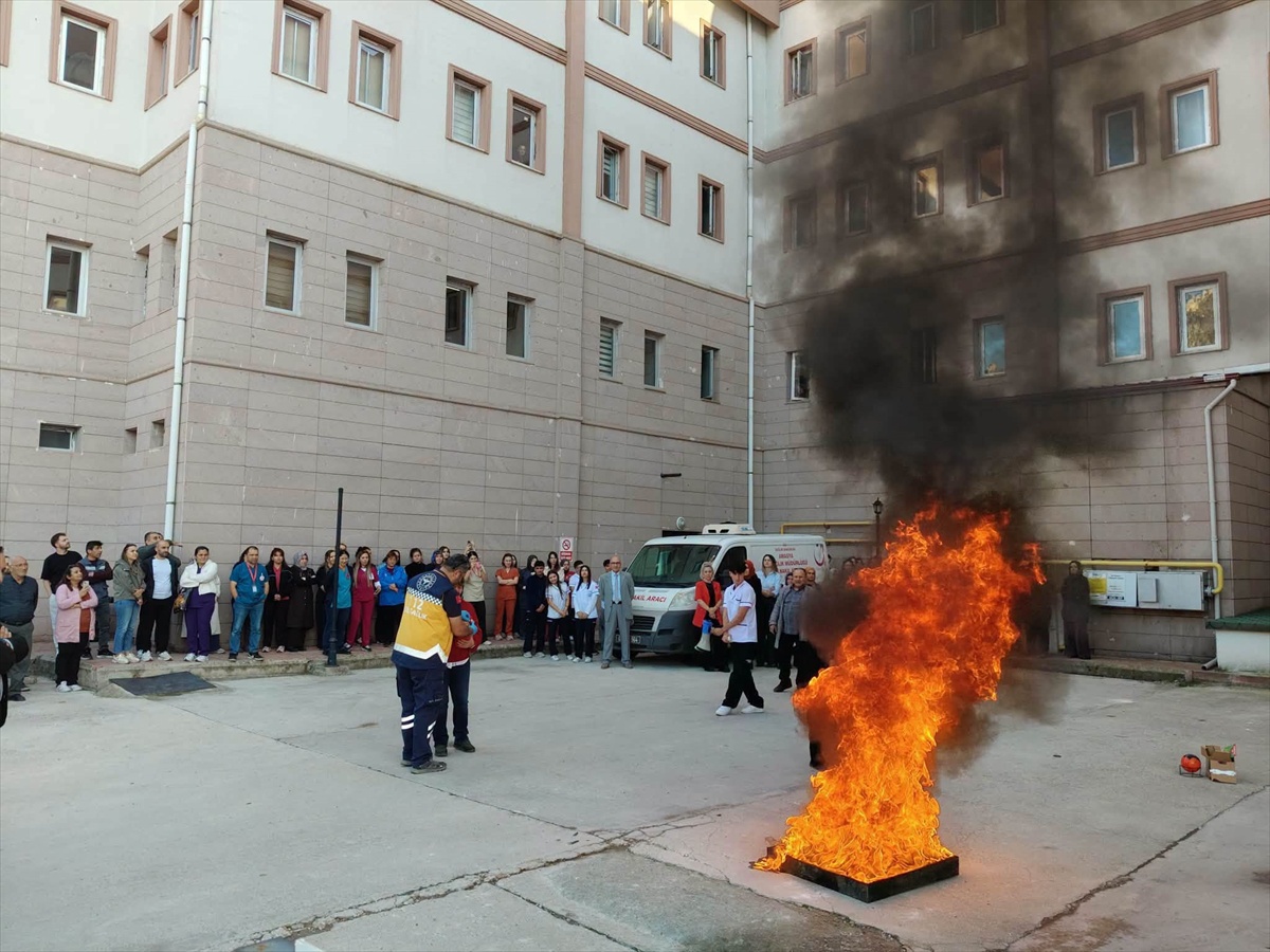 Amasya İl Sağlık Müdürlüğü personeline yangın tatbikatıyla tahliye eğitimi verdi