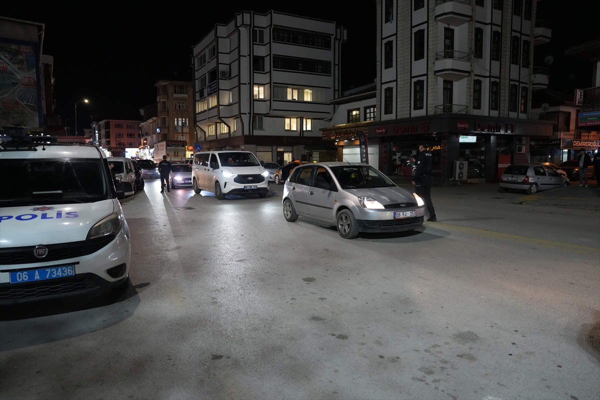 Ankara Çubuk'ta 40 polisle denetimde sürücülere ceza kesildi, bazıları gözaltına alındı