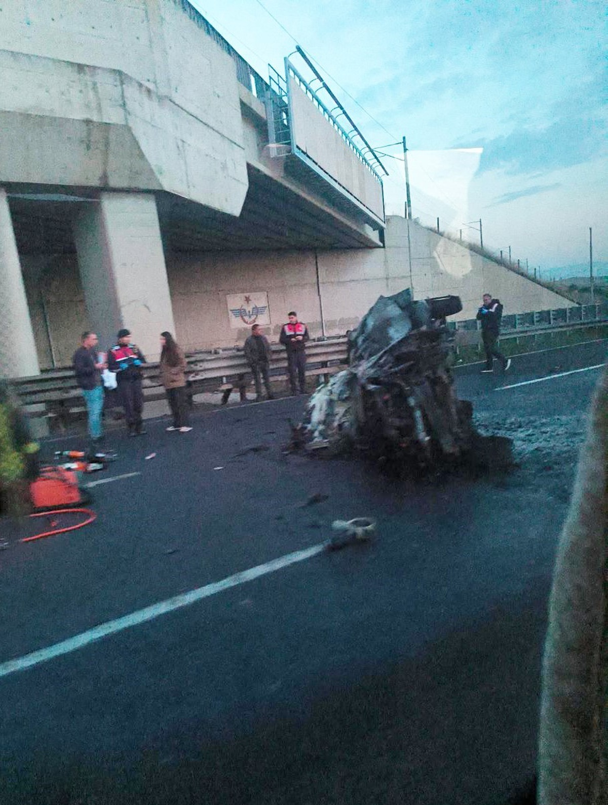 Ankara Polatlı'da refüje çarpan otomobil takla atıp yandı, 1 kişi yanarak öldü