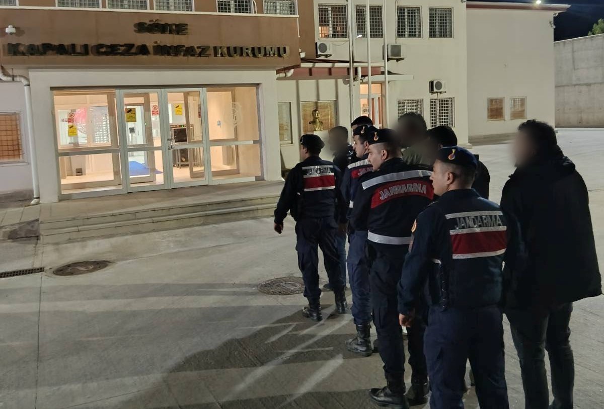 Aydın Kuşadası'nda 20 düzensiz göçmen yakalandı, 5 organizatör tutuklandı