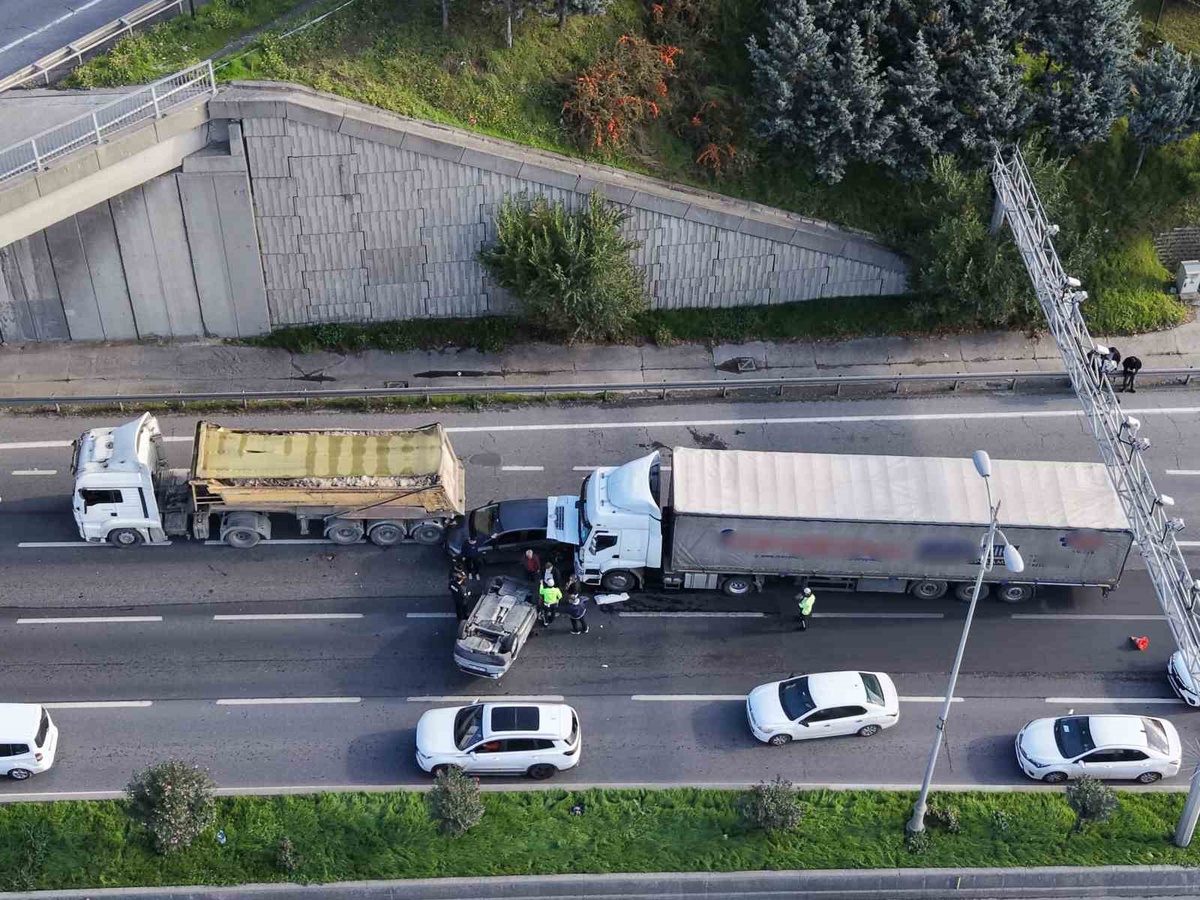 Bağcılar'da TEM Otoyolu'nda zincirleme kazada 2 kişi yaralandı