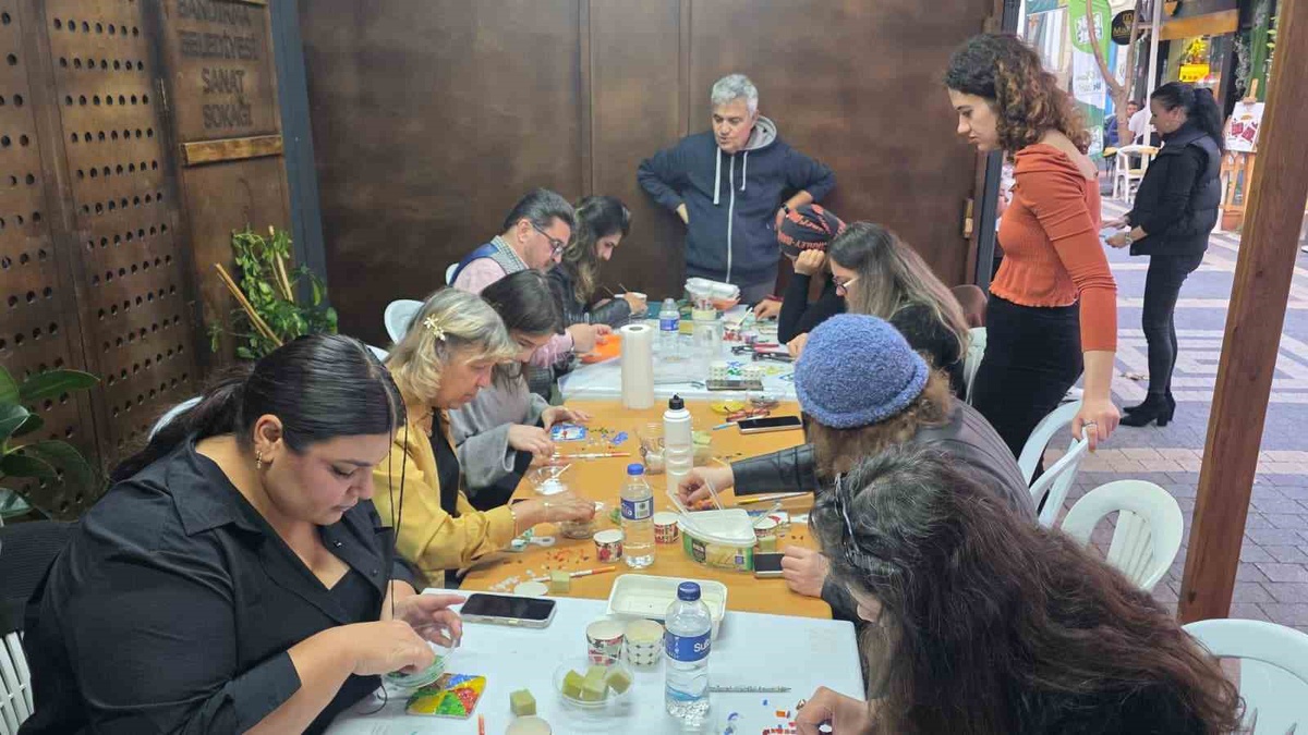 Balıkesir Bandırma'da cam mozaik atölyesinde katılımcılar kendi eserlerini üretti