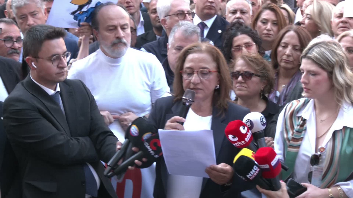 Basın örgütleri Ankara'da sansüre karşı yürüdü, polisle kısa süreli arbede çıktı