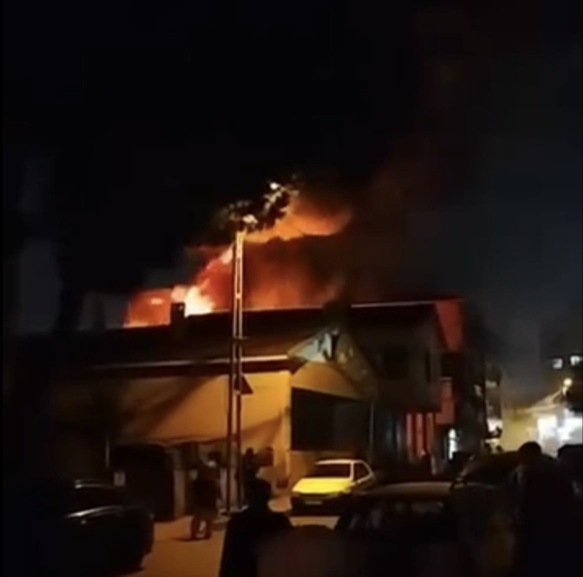 Beykoz'da kulübe yangını 2 binaya sıçradı, 1 otomobil ve 1 minibüs kullanılamaz oldu