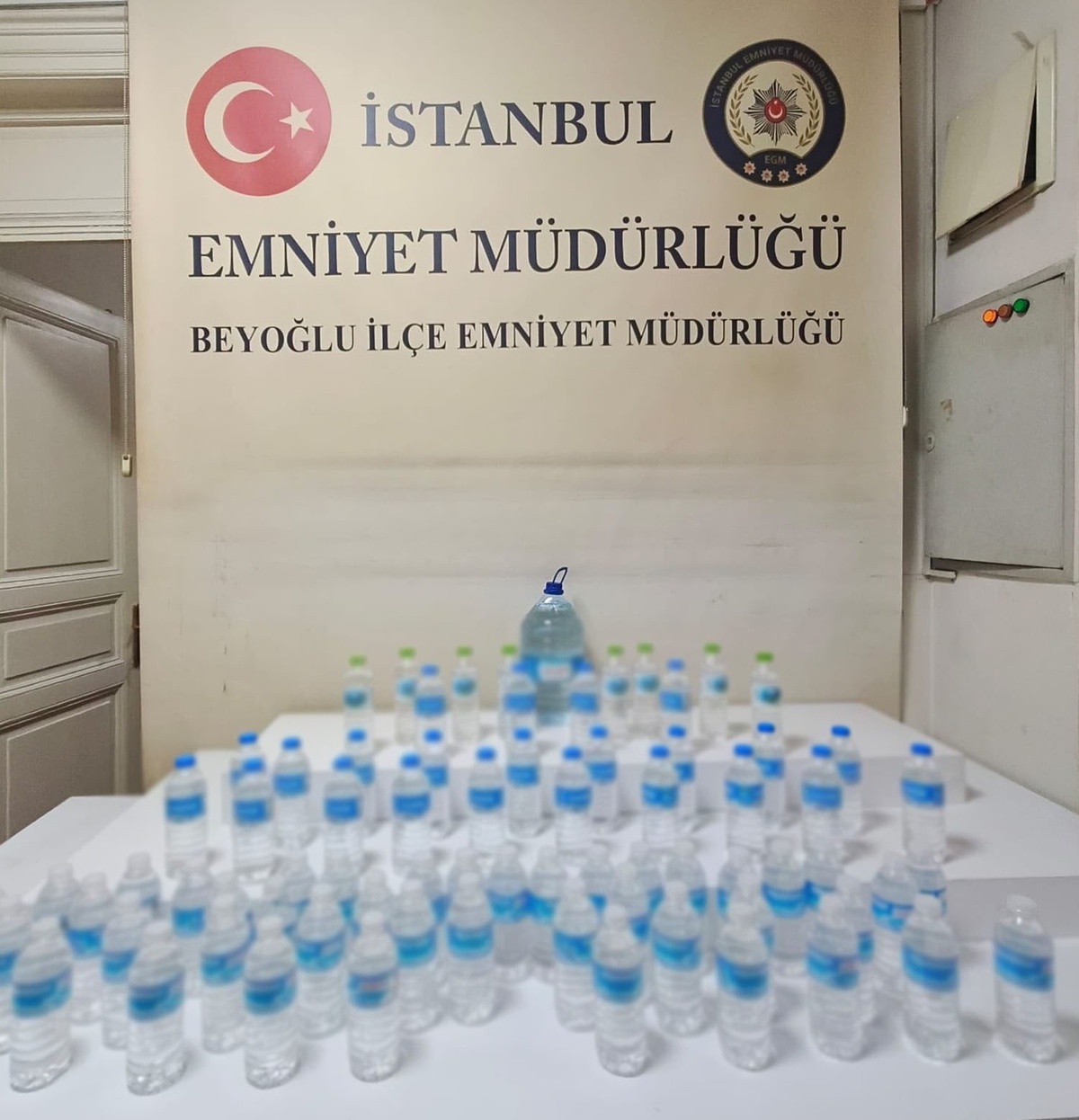 Beyoğlu'nda 80 şişe etil alkol ele geçirildi, işletme sahibi gözaltına alındı