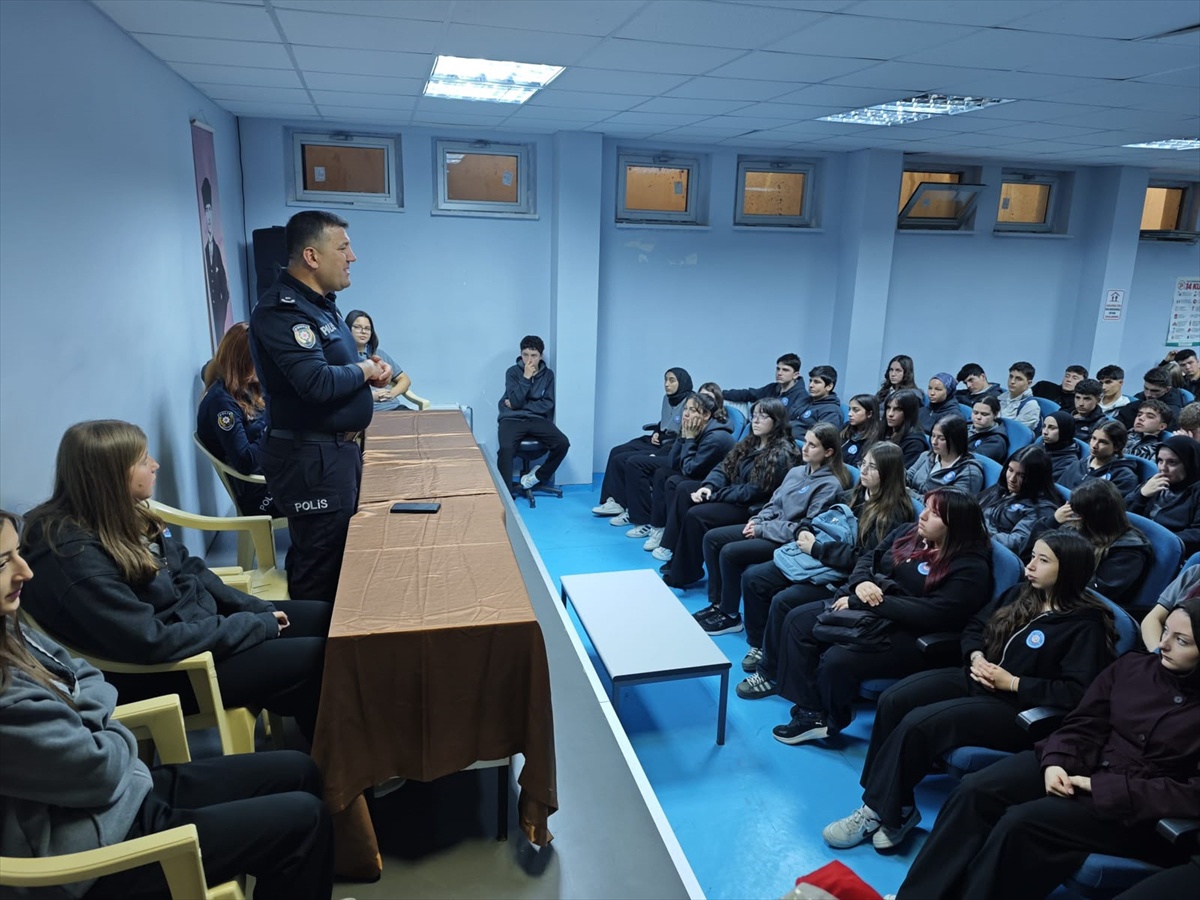 Bilecik Pazaryeri'nde 450 öğrenci ve öğretmene güvenlik semineri verildi