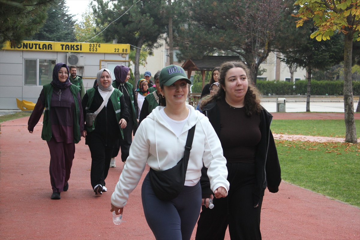 Bolu'da Yeşilay Şubesi ve Yaşamkent Mahallesi sağlıklı yaşam için yürüyüş düzenledi