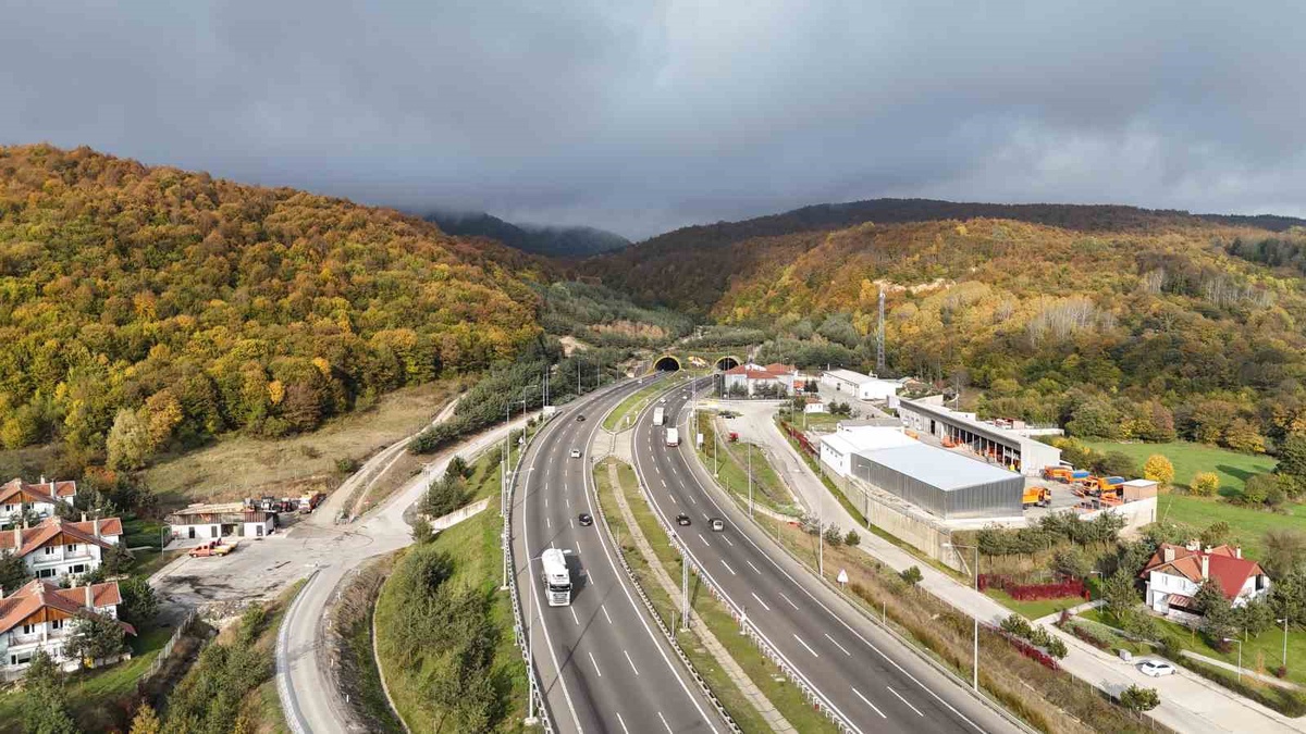 Bolu Dağı Tüneli geçişinde sonbahar renkleri dronla görüntülendi