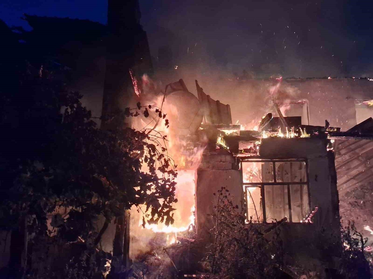 Burdur Yeşilova'da çıkan yangında 3 ev ve 1 ahır hasar gördü, can kaybı yok