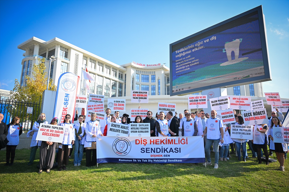 DİŞHEK-SEN üyesi diş hekimleri Sağlık Bakanlığı önünde taleplerini dile getirdi
