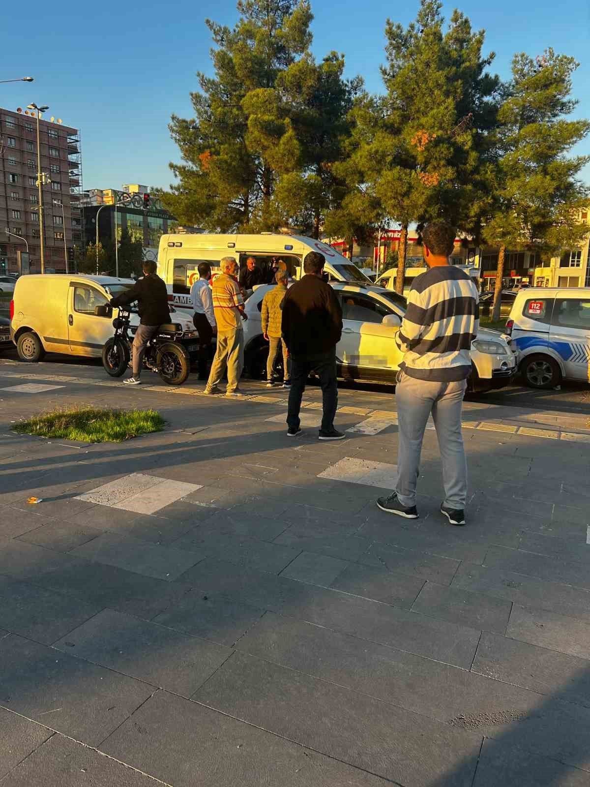 Diyarbakır Kayapınar'da minibüs ile otomobil kazası sonrası taraflar kavgaya tutuştu