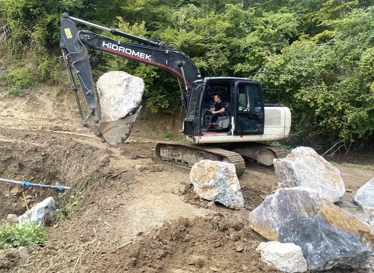 Düzce İl Özel İdaresi, Gümüşova'da heyelan bölgesinde zemin stabilizasyonu sağladı