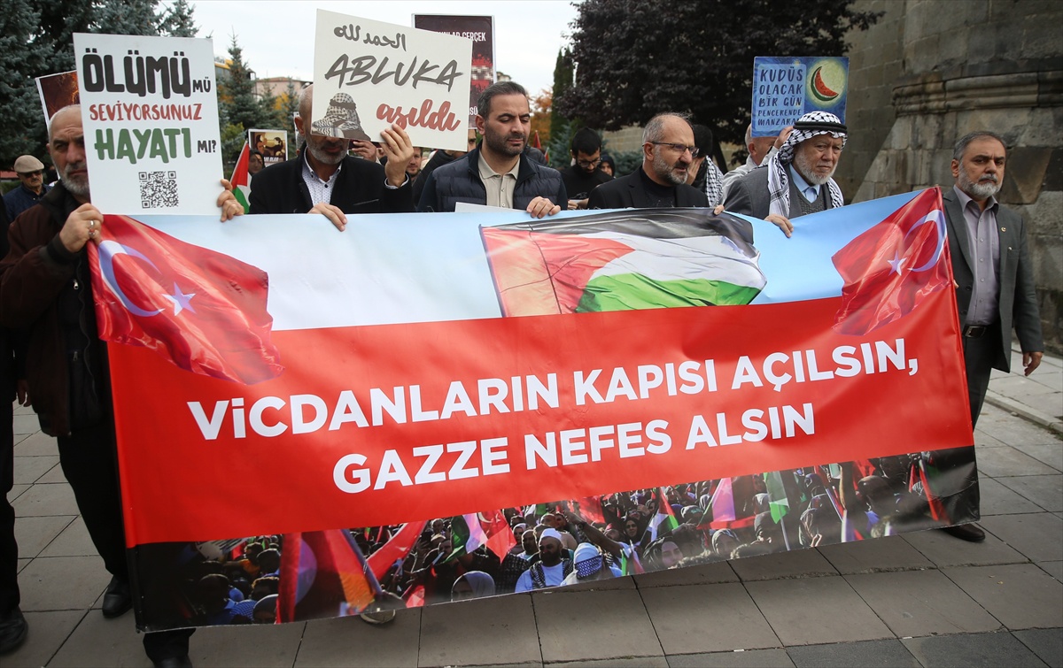 Erzurum'da hekim ve sağlık çalışanları 154. haftada Gazze için yürüdü