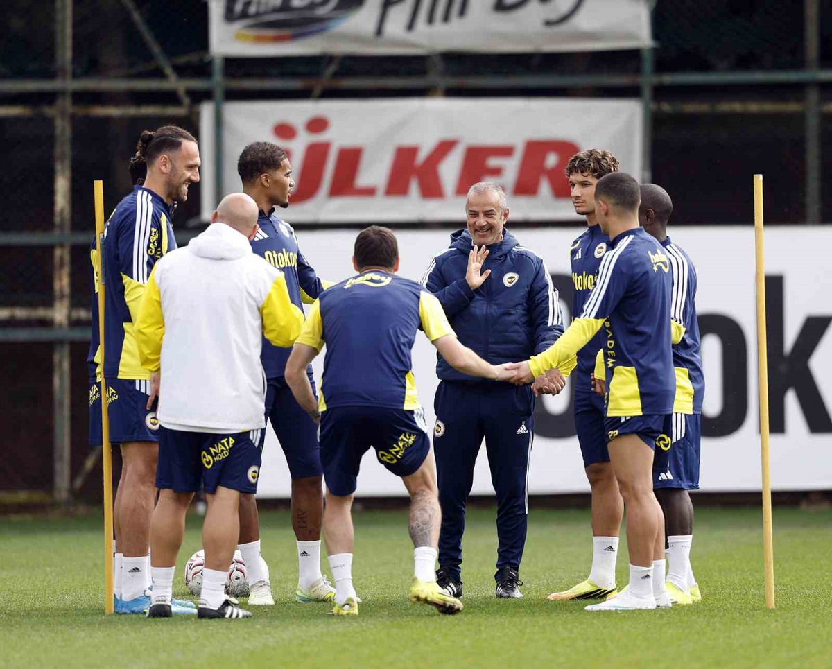 Fenerbahçe, Galatasaray derbisi hazırlığını Can Bartu Tesisleri'nde sürdürdü