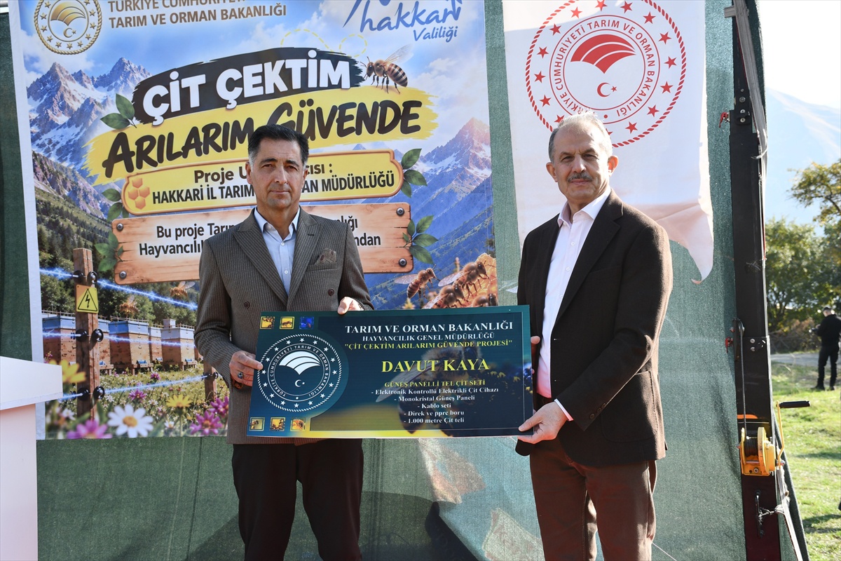 Hakkari'de arıcılara yabani hayvanlara karşı elektrikli tel çit dağıtıldı