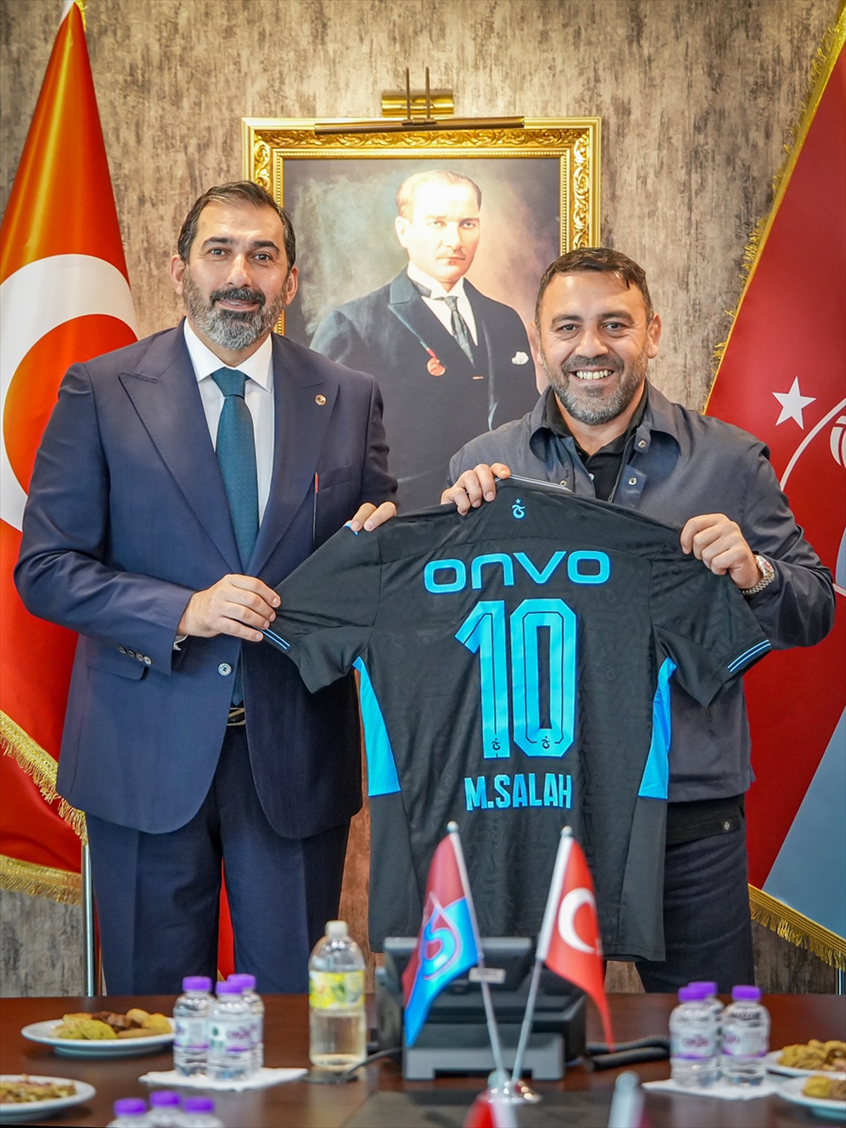Hamza Yerlikaya Trabzonspor'u ziyaret etti, kendisine formalar hediye edildi
