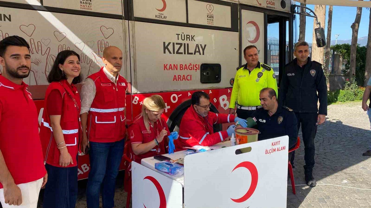 İslahiye'de emniyet personeli, Kızılay'ın mobil aracında kan bağışladı