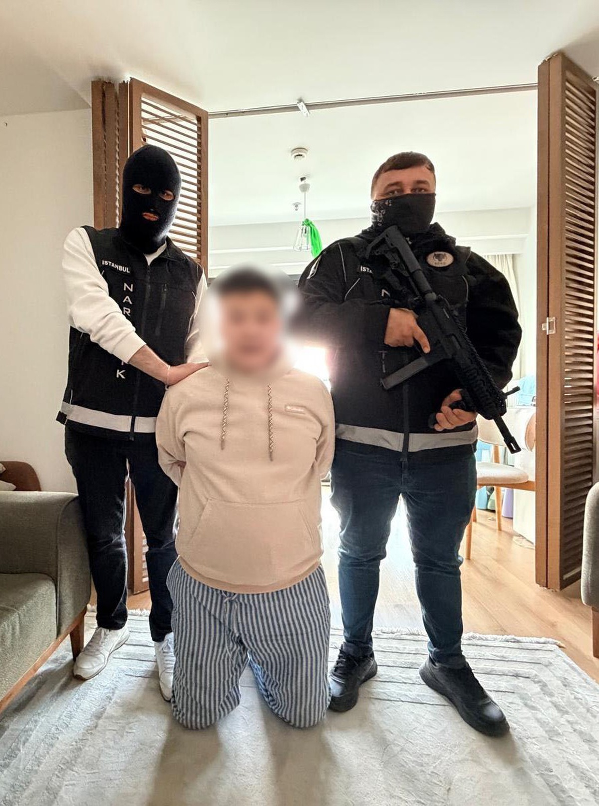 İstanbul Sarıyer'deki operasyonda mavi ve kırmızı bültenle aranan 2 şüpheli yakalandı