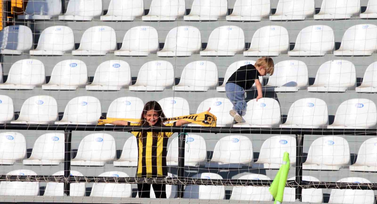 İstanbulsporlu baba, iki çocuğuyla Muğla deplasmanında takımını yalnız destekledi