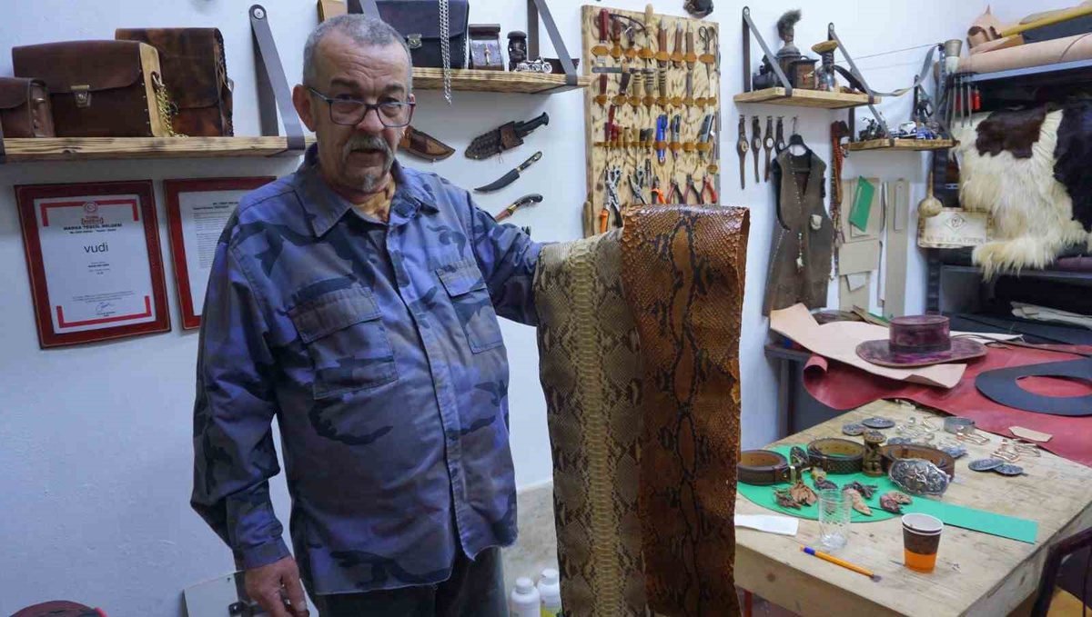 İzmir'de deri ustası Mehdi Vudine, el işi deri zanaatını çırak yetiştirerek yaşatıyor