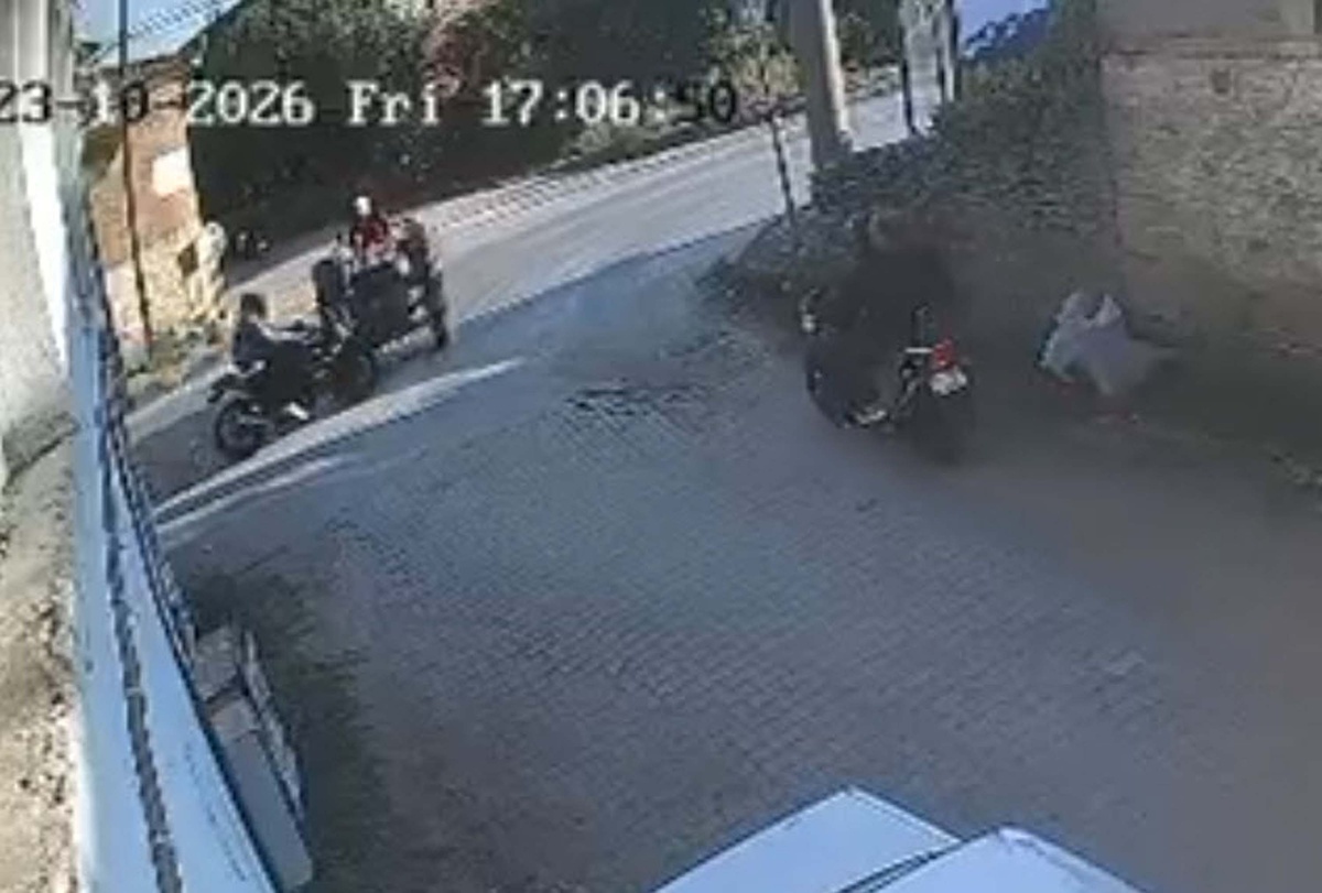 İzmir Ödemiş'te traktöre çarpan motosiklet durağa da çarptı, sürücü ağır yaralandı