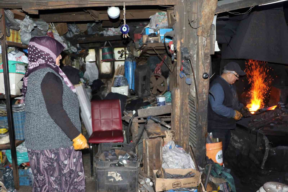 Karabük Safranbolu'da demirci dükkanı 22'den 5'e düştü, Ümral çifti mesleği yaşatıyor