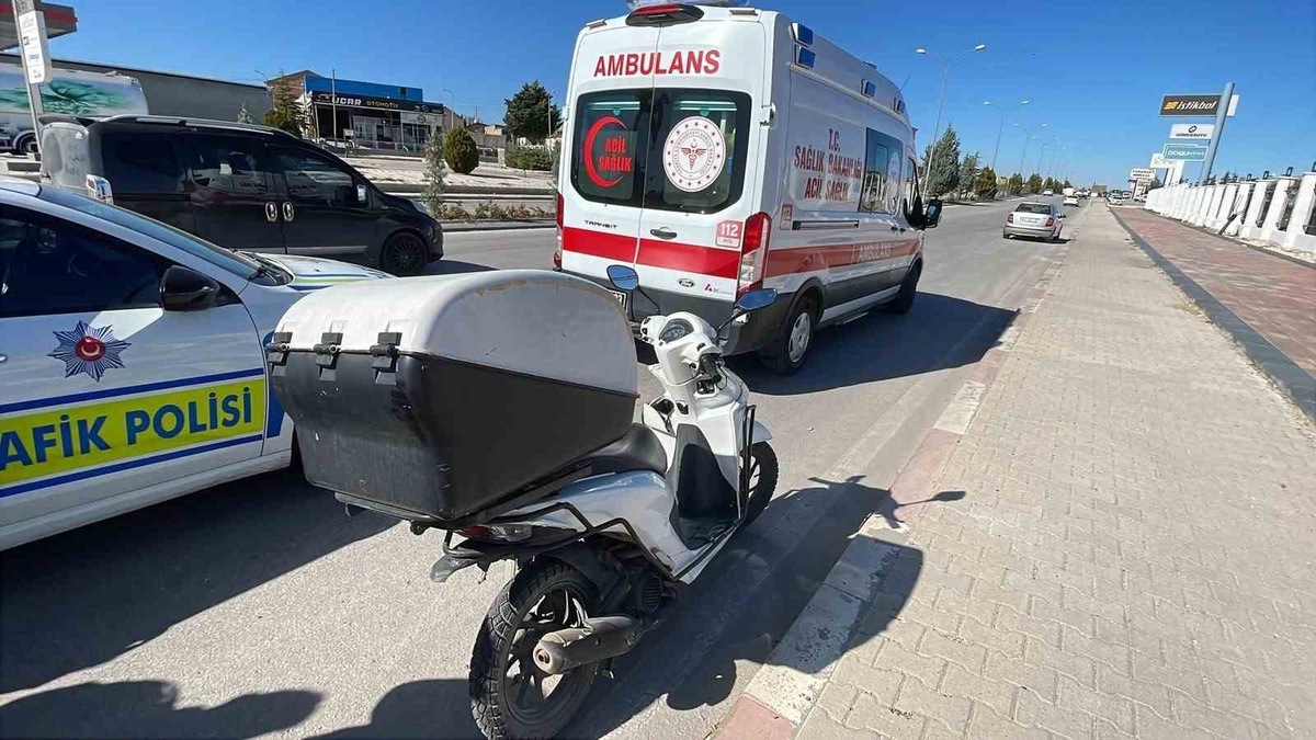 Karaman'da Sanayi Caddesi'nde otomobil motokuryeye arkadan çarptı, 1 kişi yaralandı
