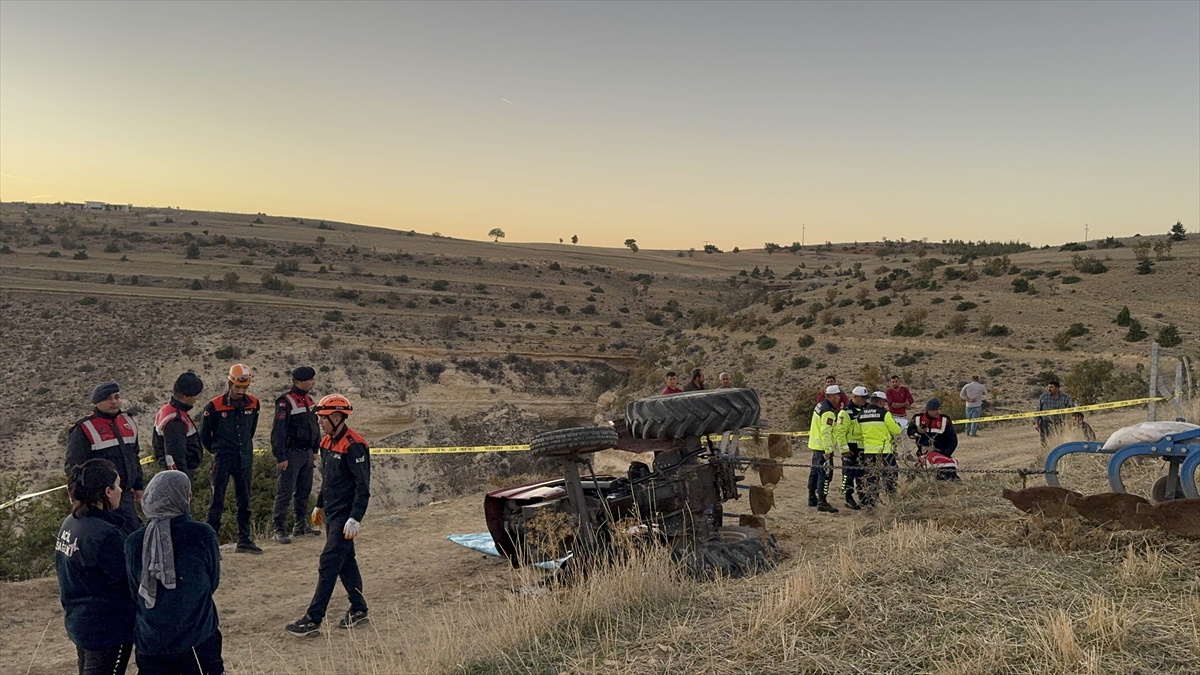 Karaman'da tarlada devrilen traktörün altında kalan sürücü yaşamını yitirdi