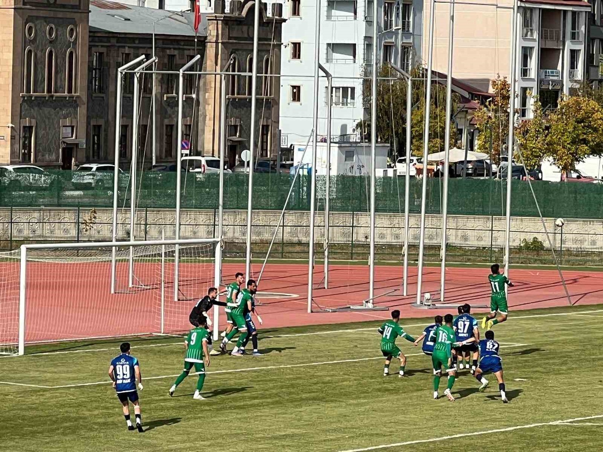 Kars 36 Spor, 2. haftada evinde Beşikdüzü 1834 Spor'u 3-0 mağlup etti