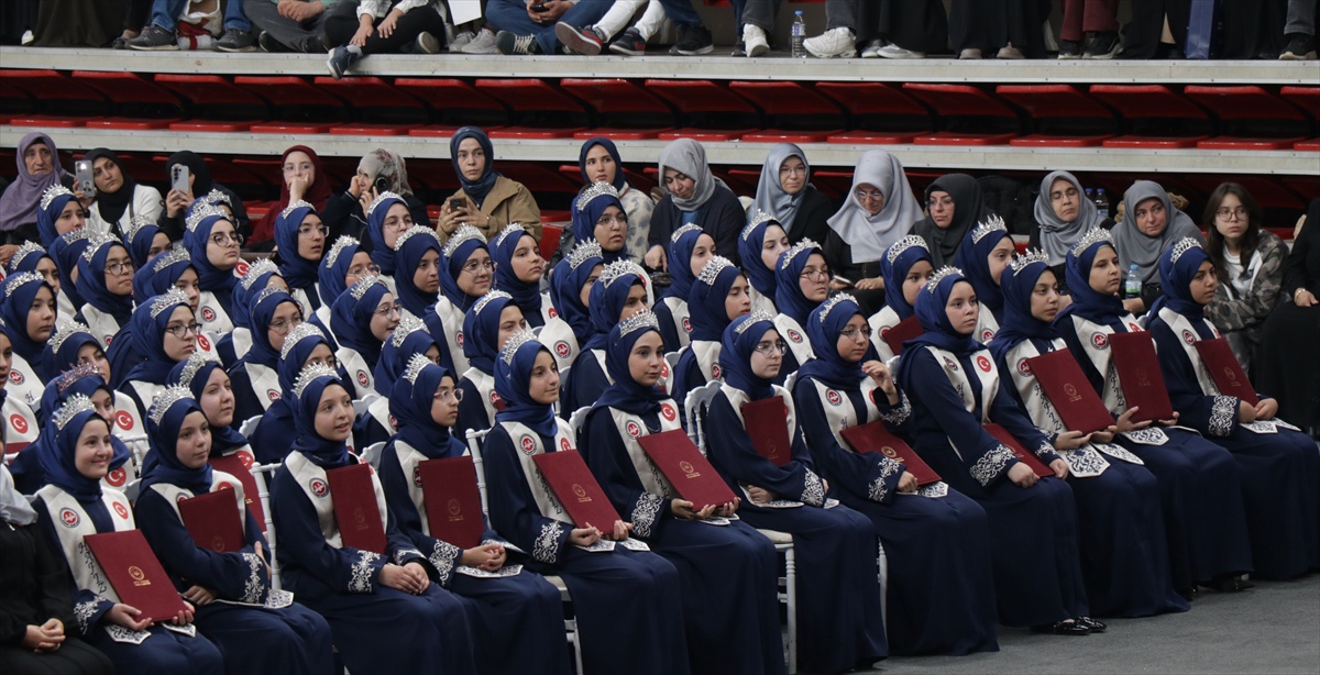 Kayseri'de hafızlık eğitimini tamamlayan 738 öğrenciye belgeleri törenle verildi