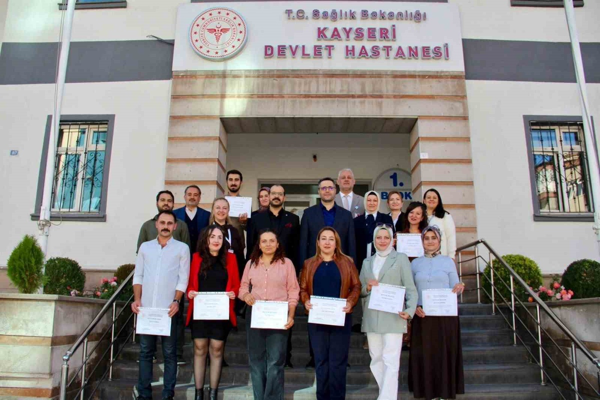 Kayseri Devlet Hastanesi'nde palyatif bakım hemşireliği eğitimi sertifikayla bitti