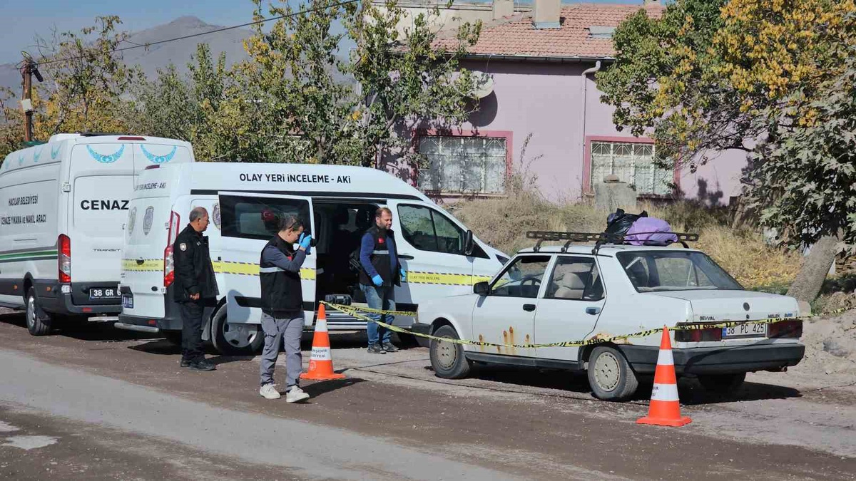 Kayseri Hacılar'da 91 yaşındaki kadın hastaneye götürülürken araçta vefat etti