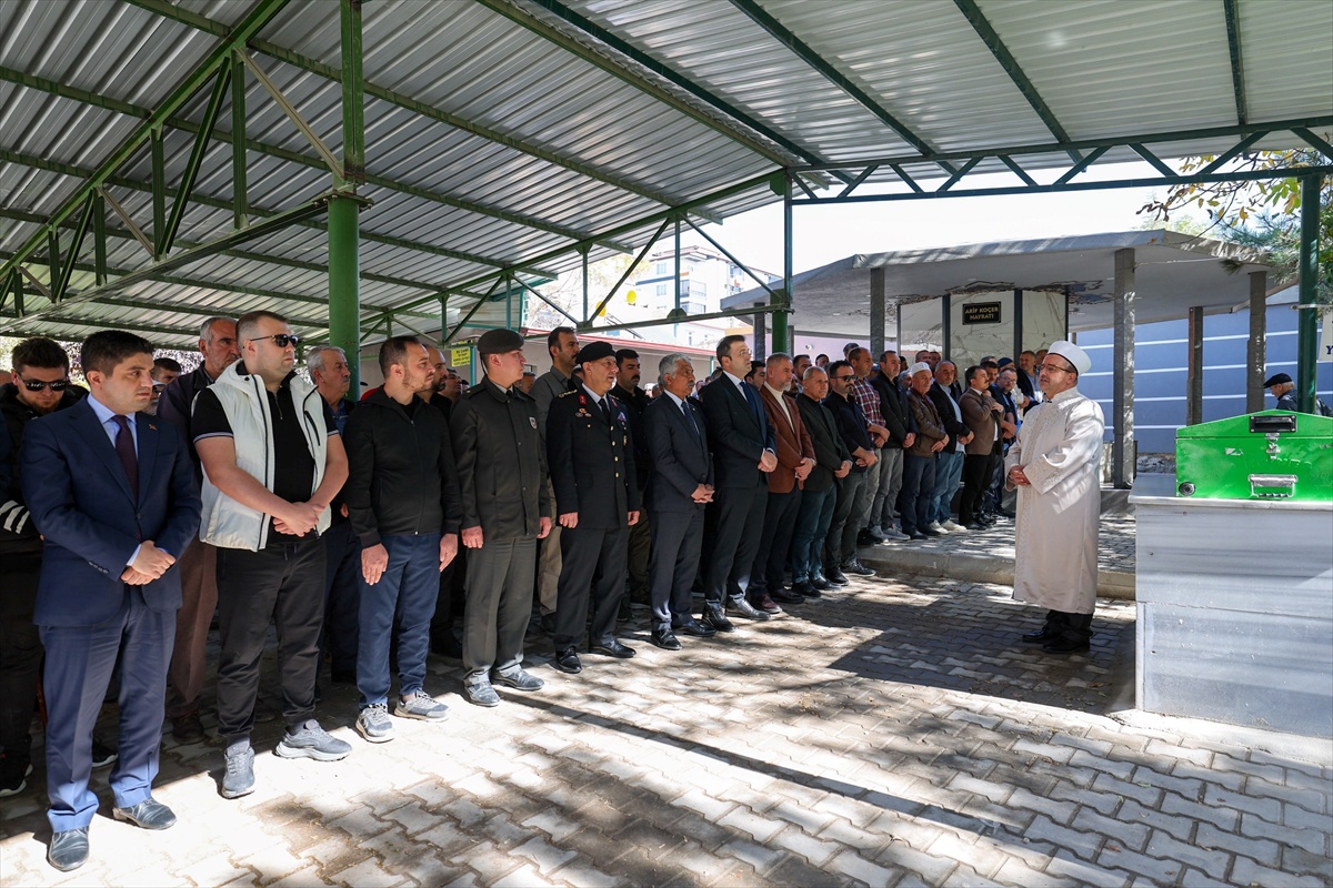Kıbrıs gazisi Ahmet Binici, Niğde'de cenaze namazının ardından toprağa verildi