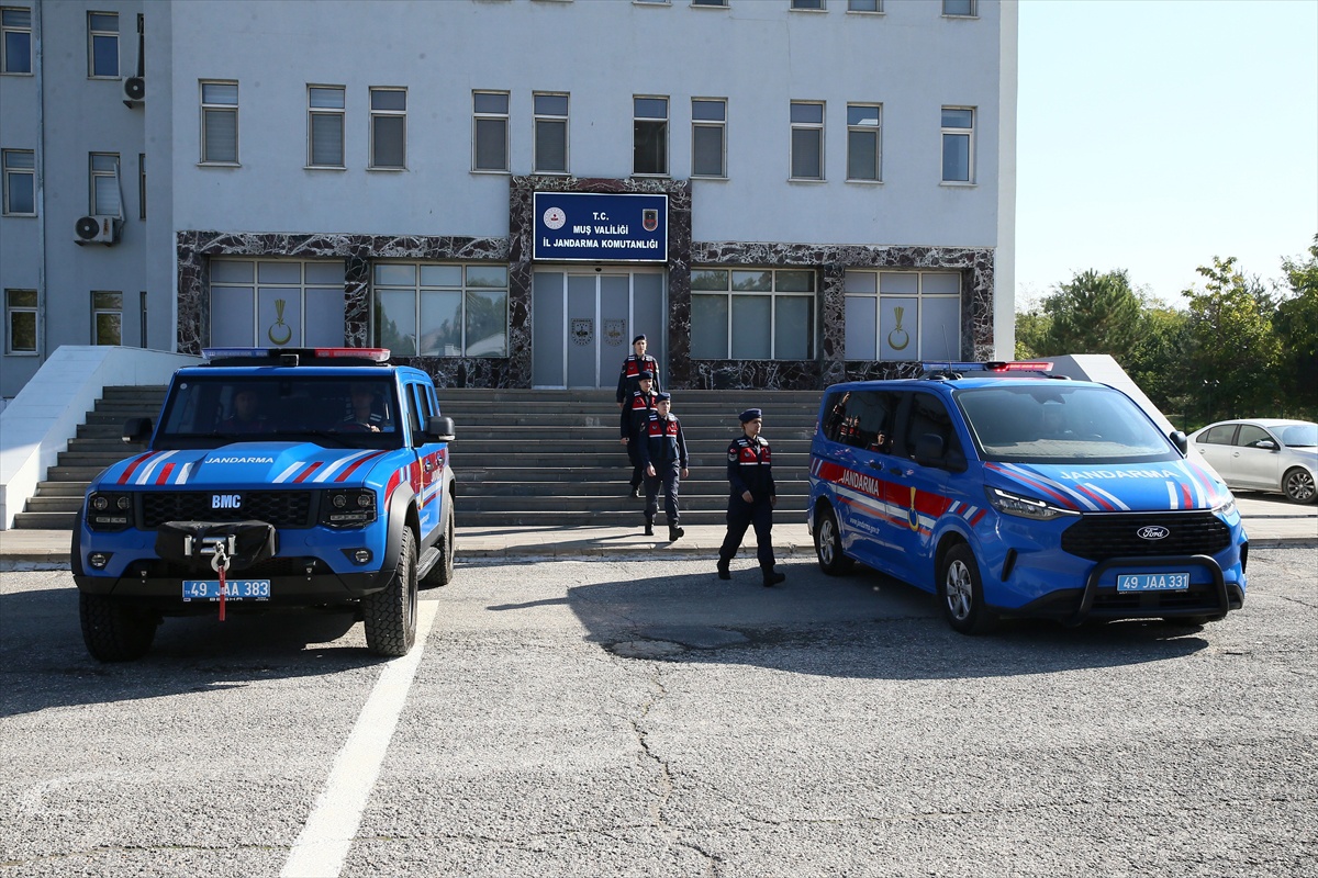 Muş Varto'da kadın jandarma astsubaylar köylerde KADES'i kadınlara anlattı