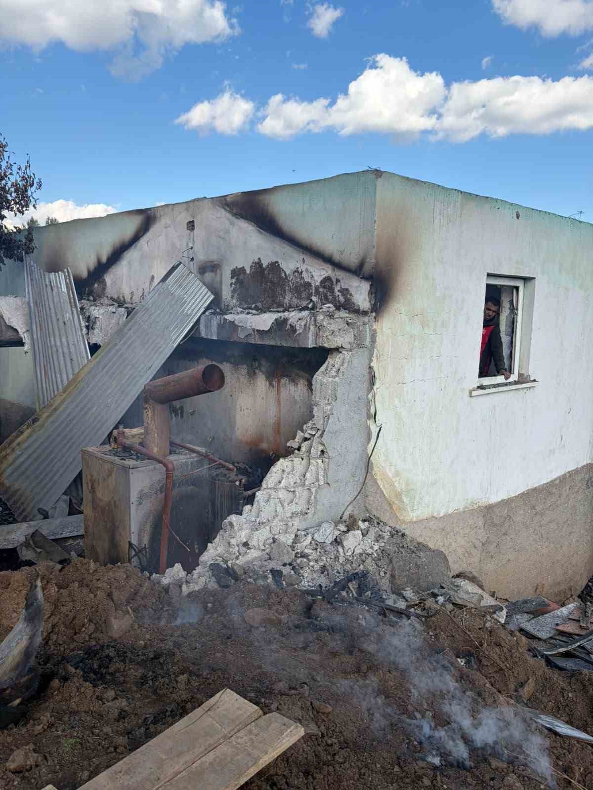 Muş Varto'da kalorifer kazanından çıkan yangında 5 büyükbaş telef oldu