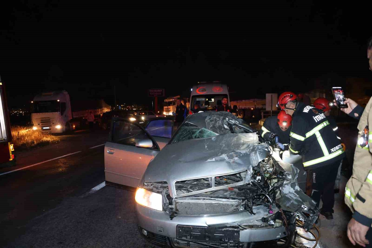 Nevşehir-Gülşehir karayolunda tırla çarpışan otomobildeki 2 kişi hayatını kaybetti