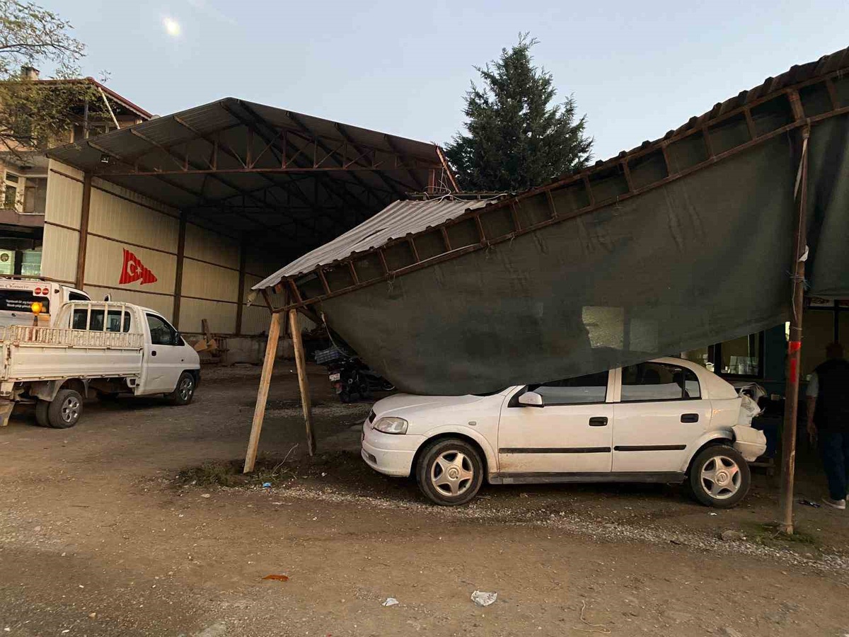 Osmaneli'de kamyonla çarpışan otomobil kıraathaneye dalınca yaralanan olmadı