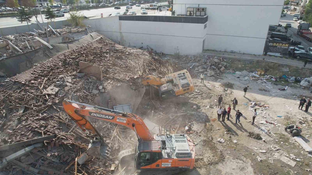 Pursaklar'da iddialara göre kontrollü yıkımda kepçenin kolu moloz altında kaldı