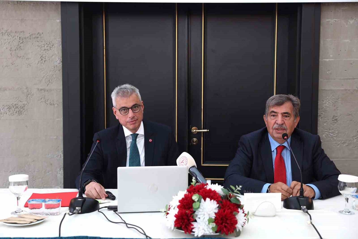 Sağlık Bakanı Memişoğlu, 13-17 yaş nüfusunun yüzde 30'unun sigara içtiğini söyledi