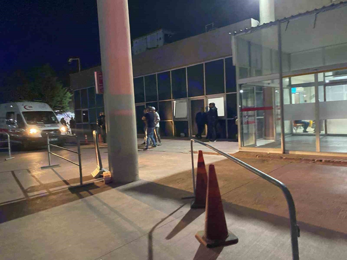 Sahil Güvenlik, Ayvalık'ta batan tekneden 8 kişiyi kurtardı, 1 kişi aranıyor