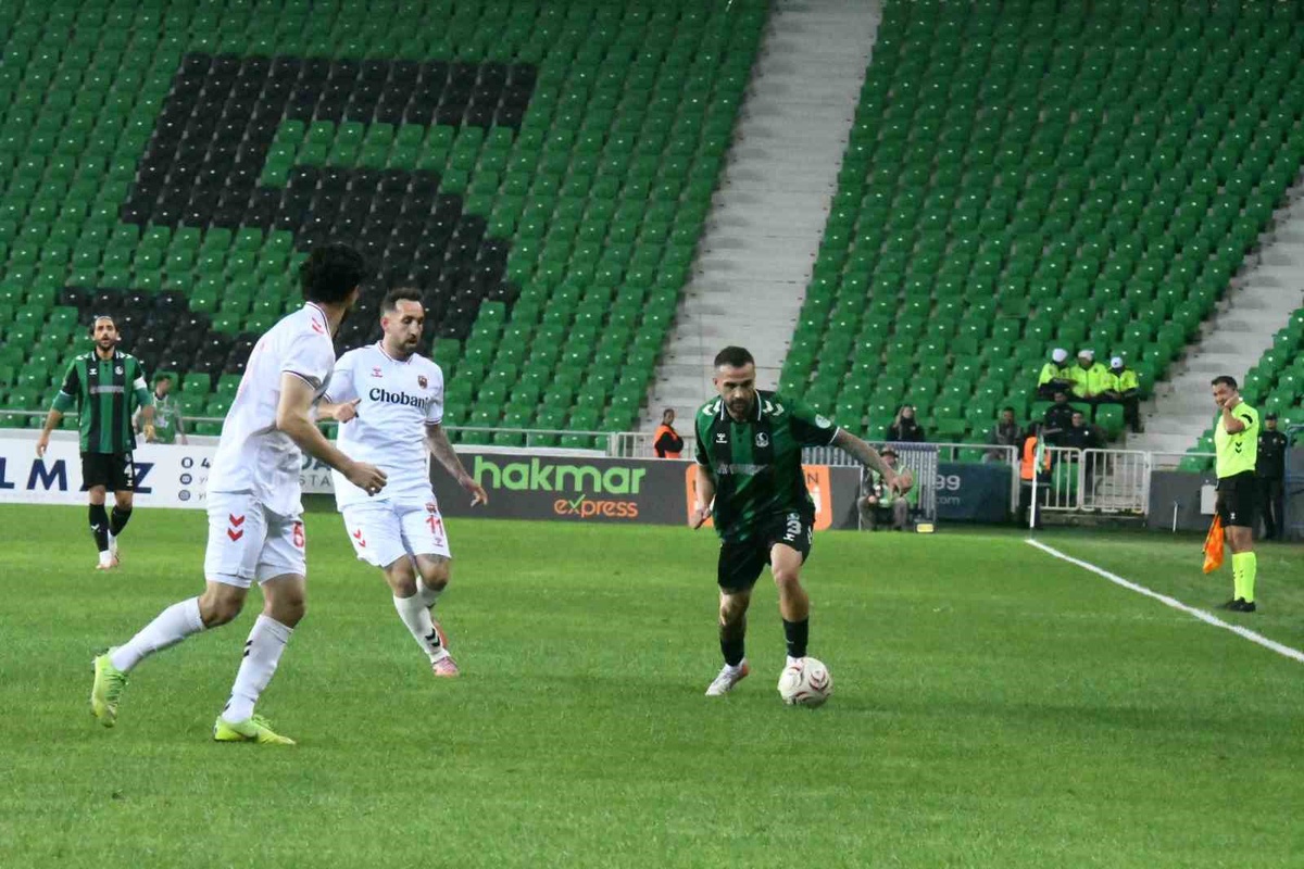 Sakaryaspor, evinde Erzincanspor'a 3-1 yenilerek 8. haftayı mağlubiyetle kapattı