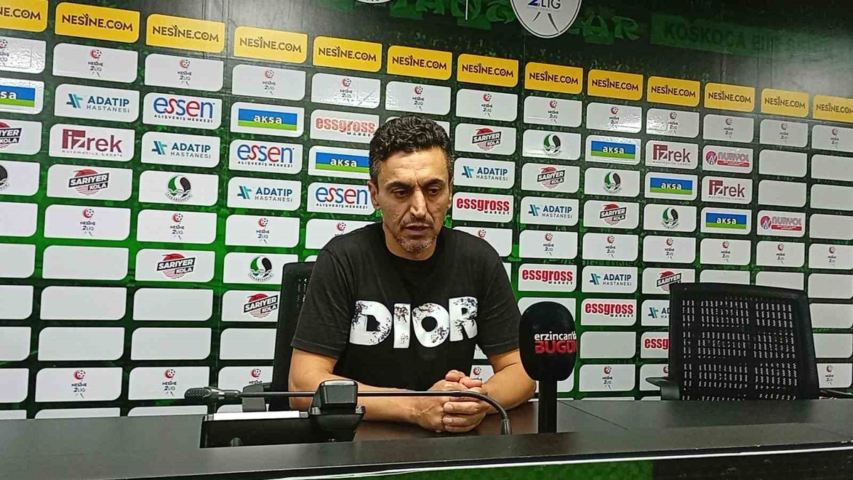 Sakaryaspor sahasında Erzincanspor'a 3-1 yenilerek puan farkı avantajını kaybetti