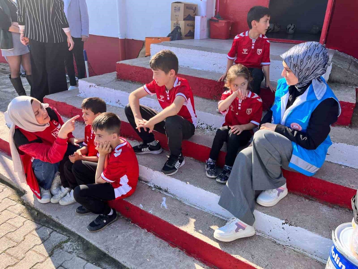Samsun Canik'te ilkokul bahçesinde çocuklar için pickleball sahası oluşturuldu