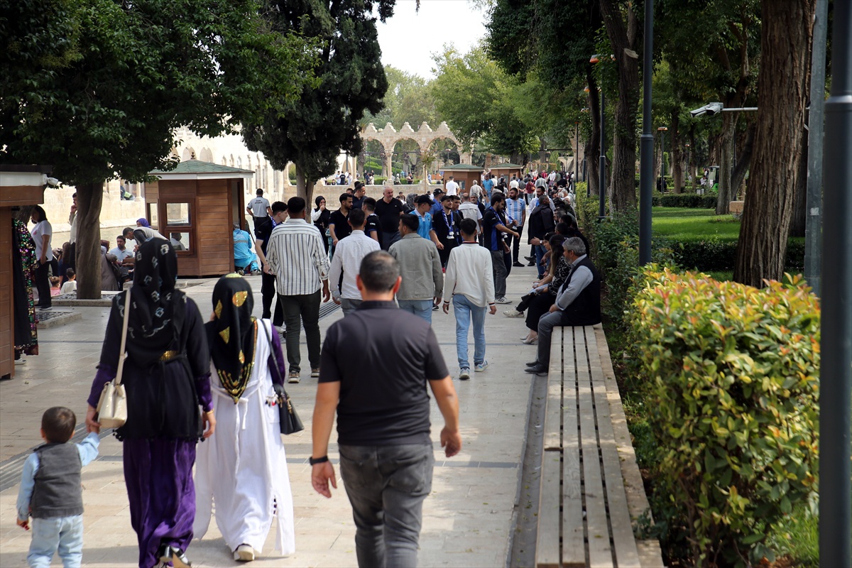 Şanlıurfa'da 25 dereceyi aşan sıcakta ziyaretçiler Balıklıgöl'e akın etti